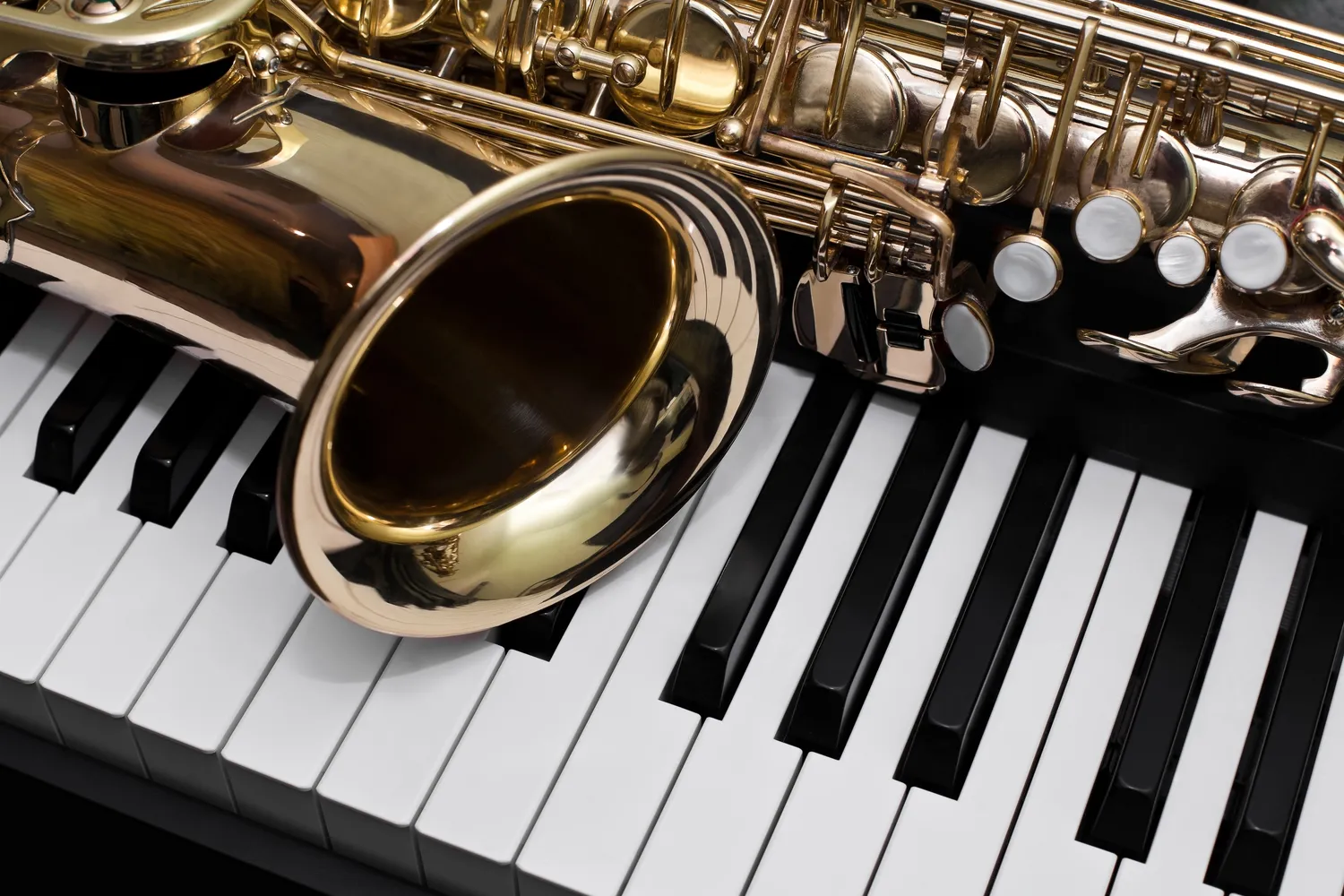 Dlaczego saksofon jest instrumentem drewnianym?